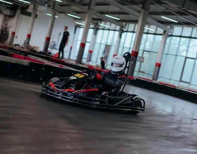 Специальное гоночное покрытие: в LeMans City - кварц-наполненный полимер, обеспечивающий оптимальное сцепление карта с трассой в ЛеМан на Дежнева - спортивный гоночный асфальт