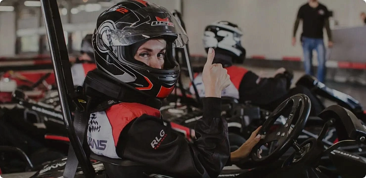 Заезды на картах подходят как новичкам, так и опытным пилотам. А приятным бонусом может стать награждение кубками и медалями